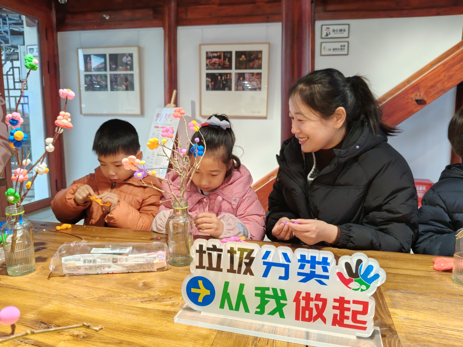 家在柴桥：巧手改造垃圾   绽放环保创意之花.jpg