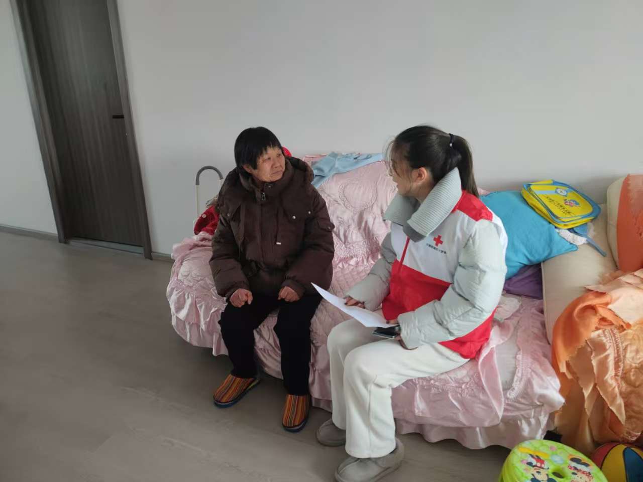 长山社区：开展红十字暖心慰问 传递冬日温情.jpg