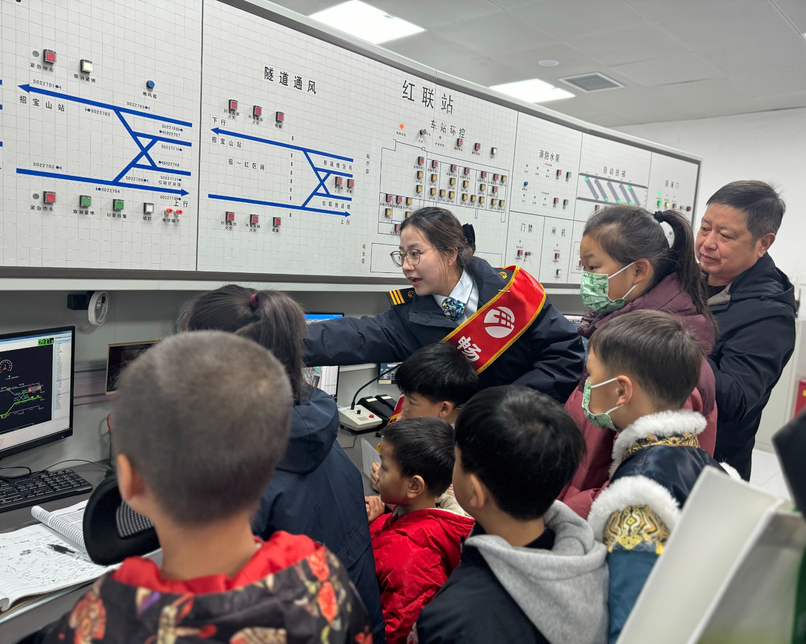 长山社区：小城大爱“轨”趣多 童心探秘向未来.jpg