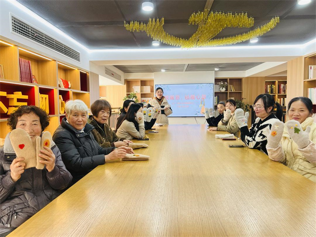 北仑柴桥成校：“戳”出邻里情 “织”就暖冬忆.jpg