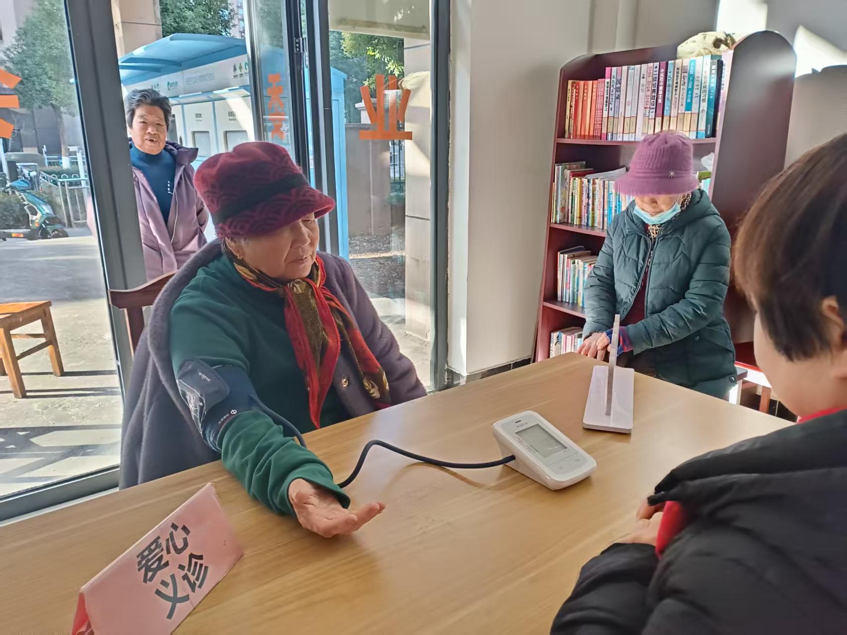 长山社区：小屋传大爱 义诊护安康.jpg