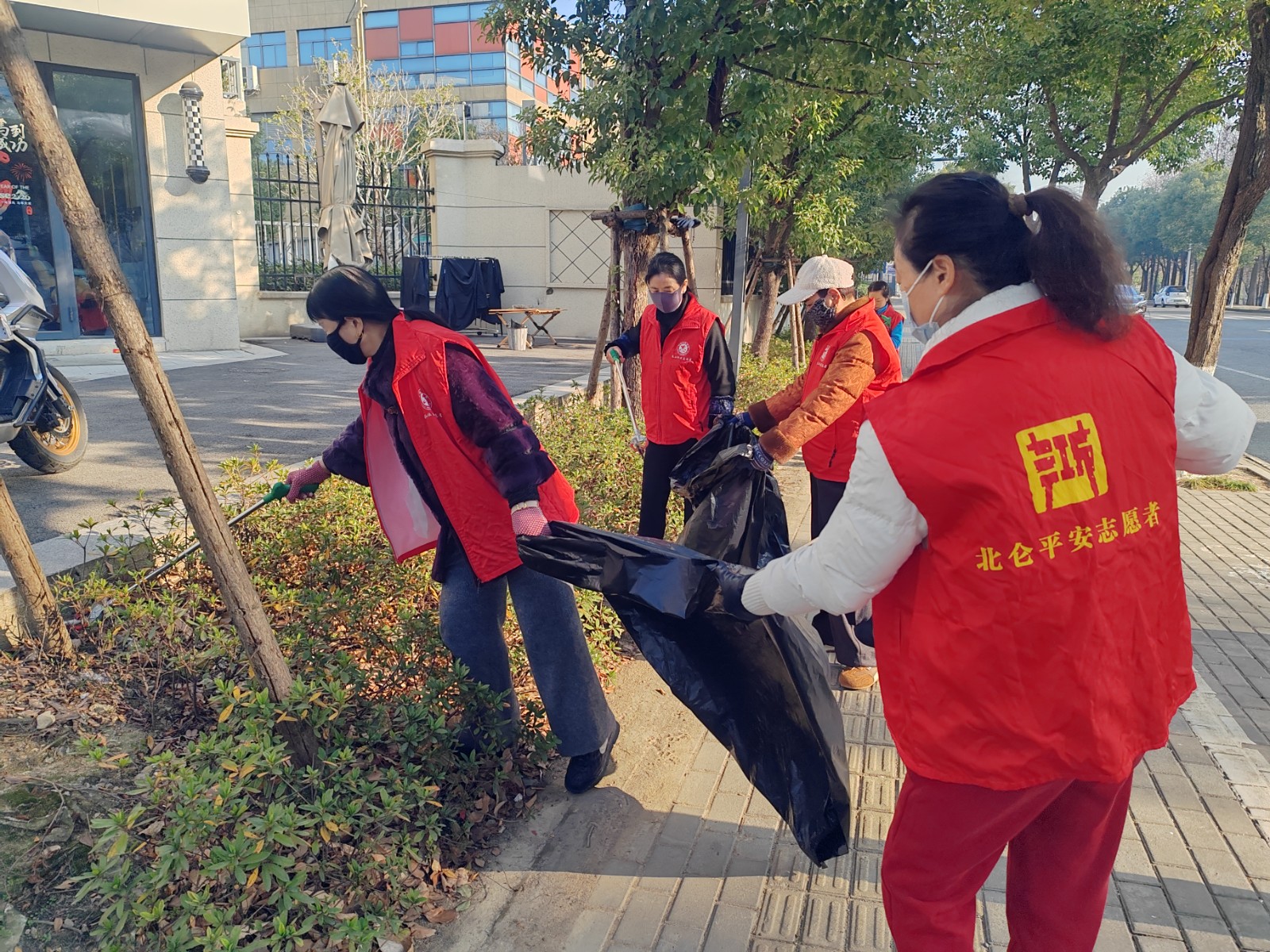 长山社区：红色马甲点亮冬日 长山社区共筑洁净家园.jpg