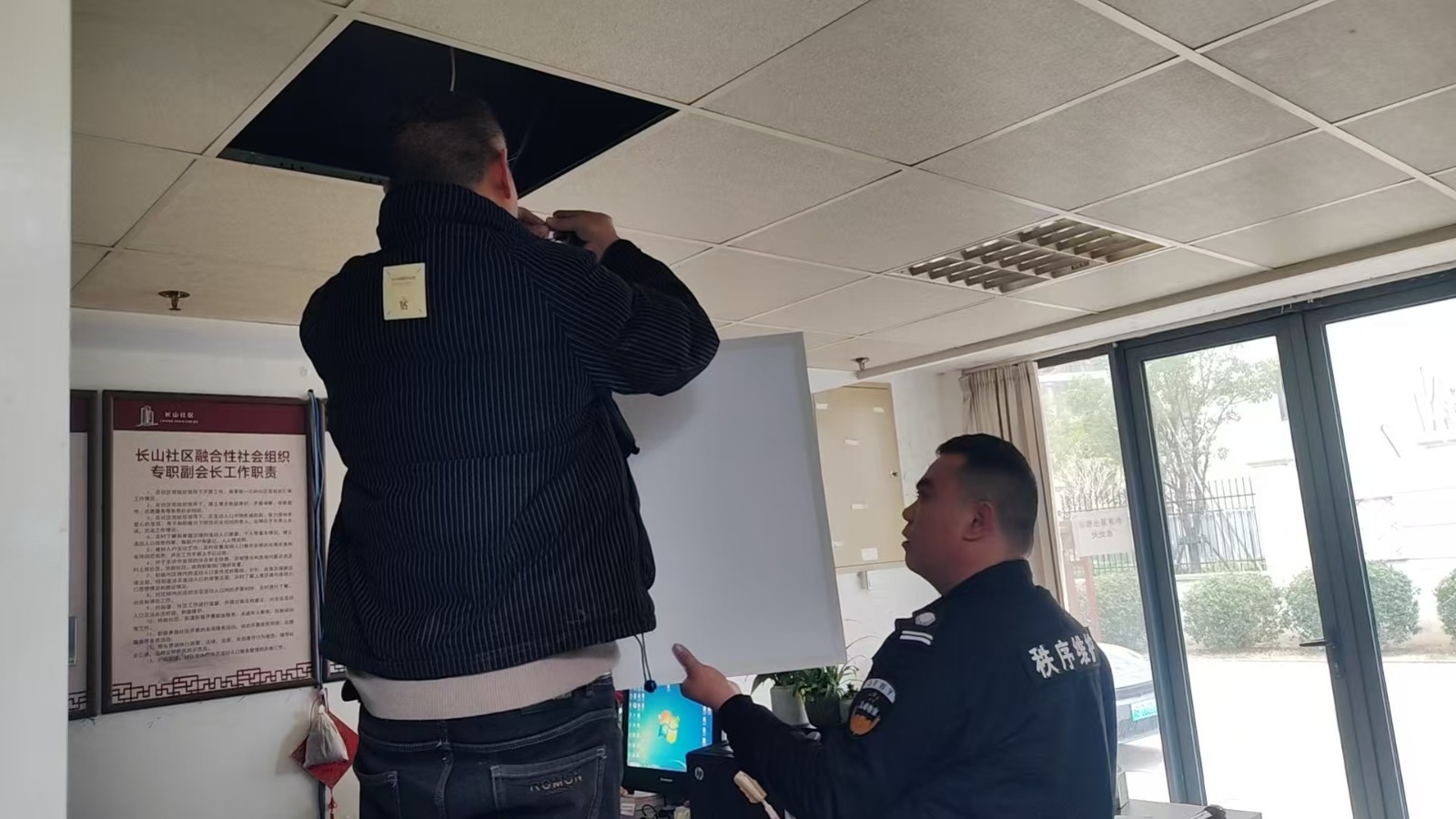 长山社区：综治办公室换灯暖民心 社区迎春焕新颜.jpg