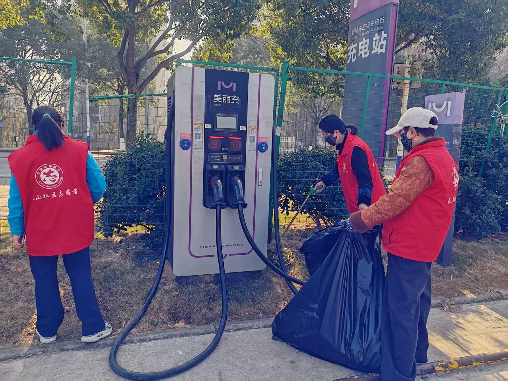 长山社区：志愿红点亮冬日 清洁行动暖人心.jpg