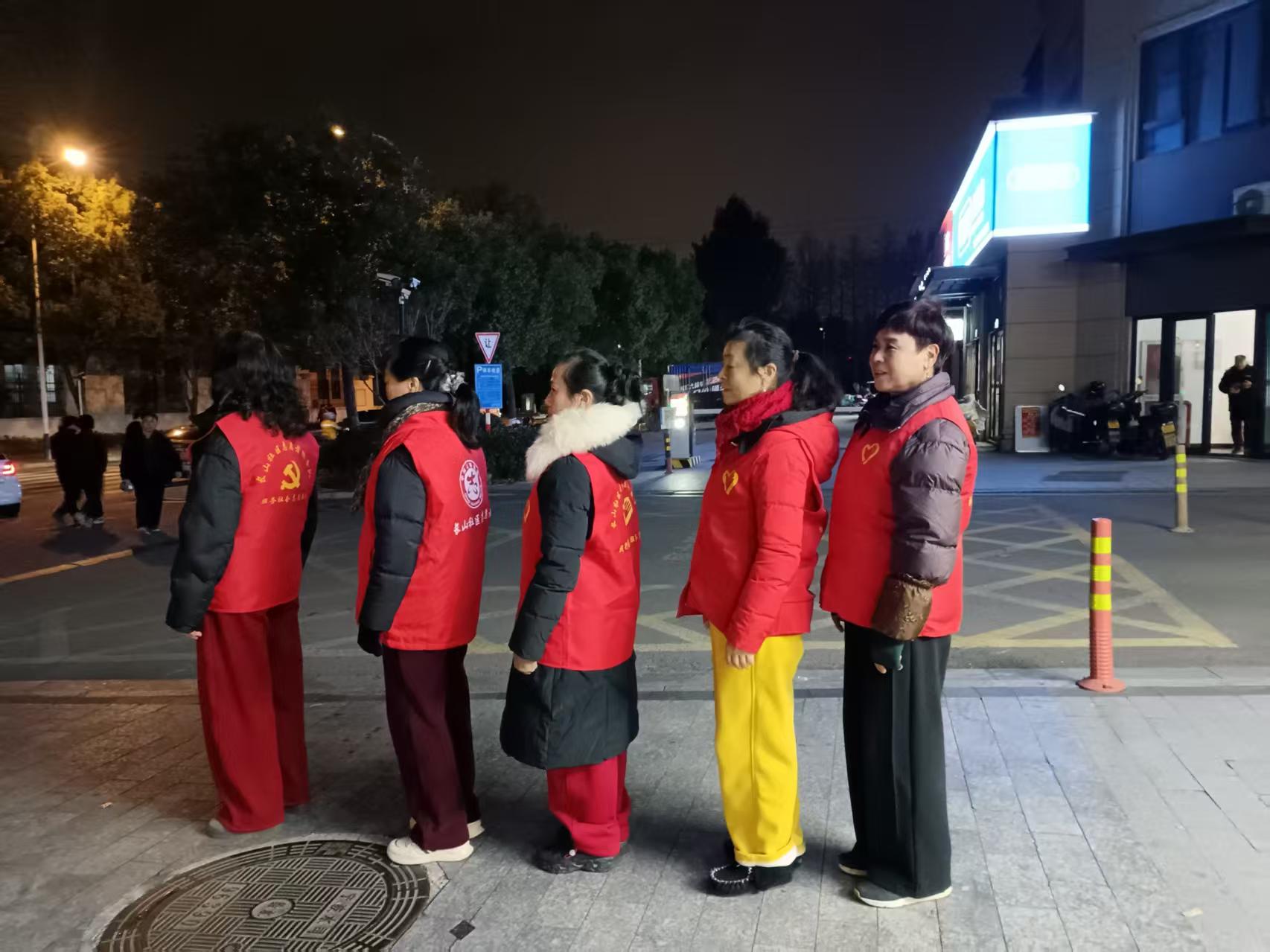 长山社区：开展夜间平安巡逻 筑牢居民安全防线.jpg