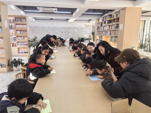 北仑柴桥成校：非遗版画传薪火 亲子同绘“勇敢马”.jpg