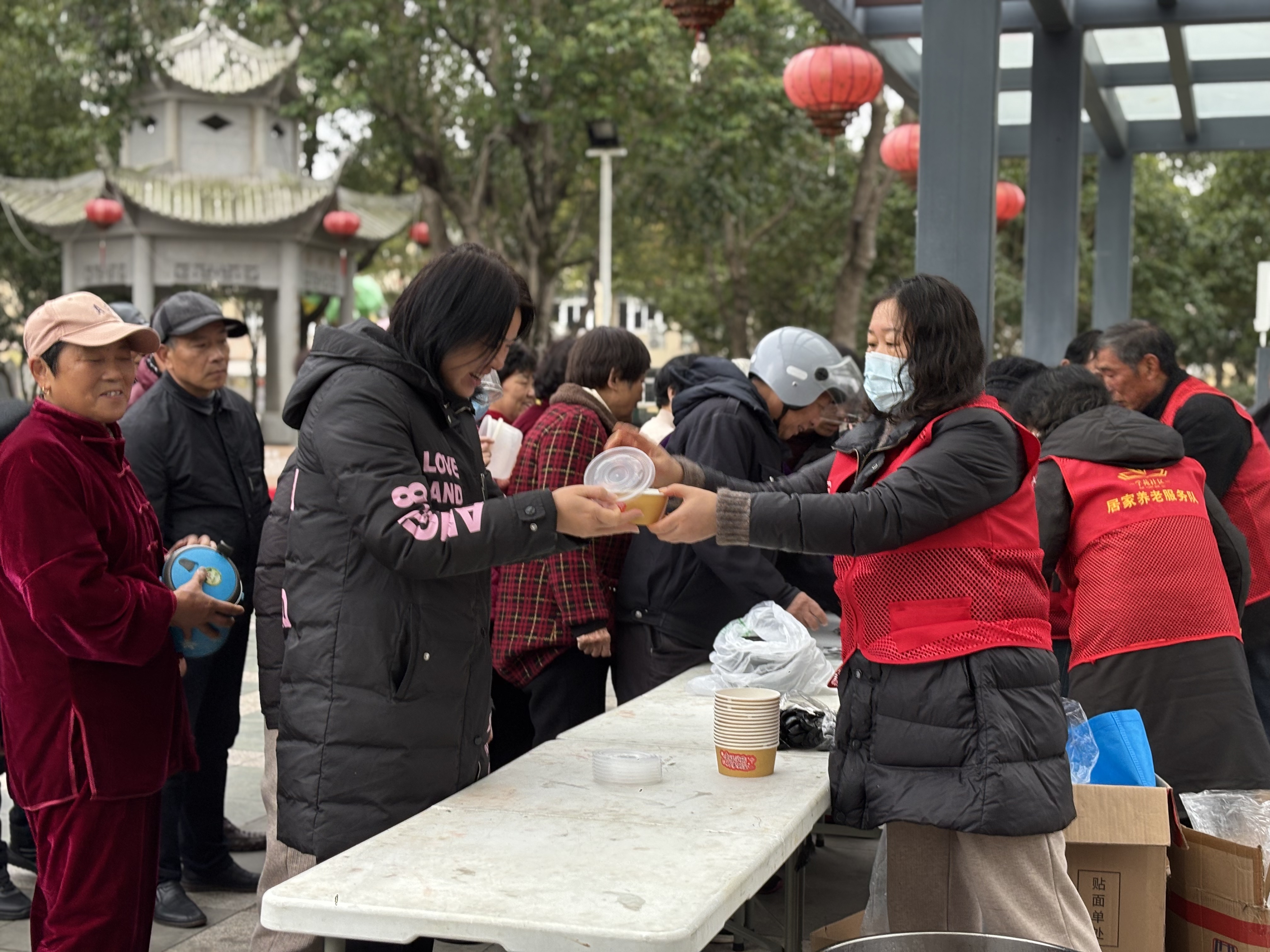 1 社区广场发腊八粥.jpg