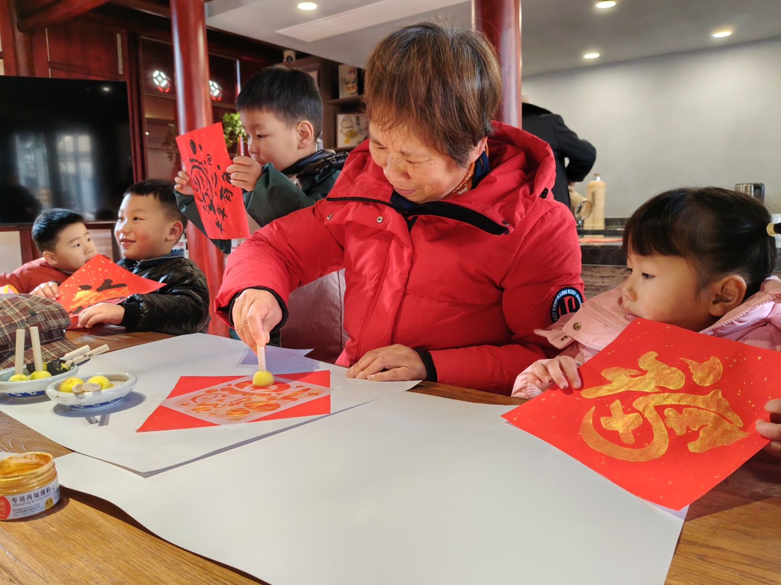 家在柴桥：小手拓年韵  印福迎新春.jpg