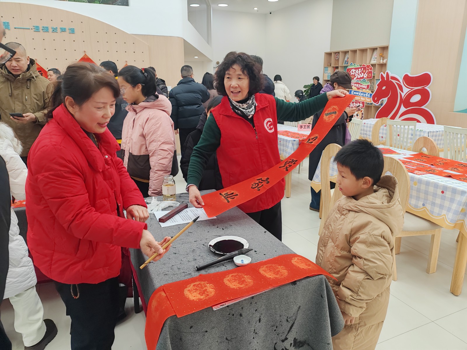 长山社区：新春禁毒宣传 笔墨传情筑防线.jpg