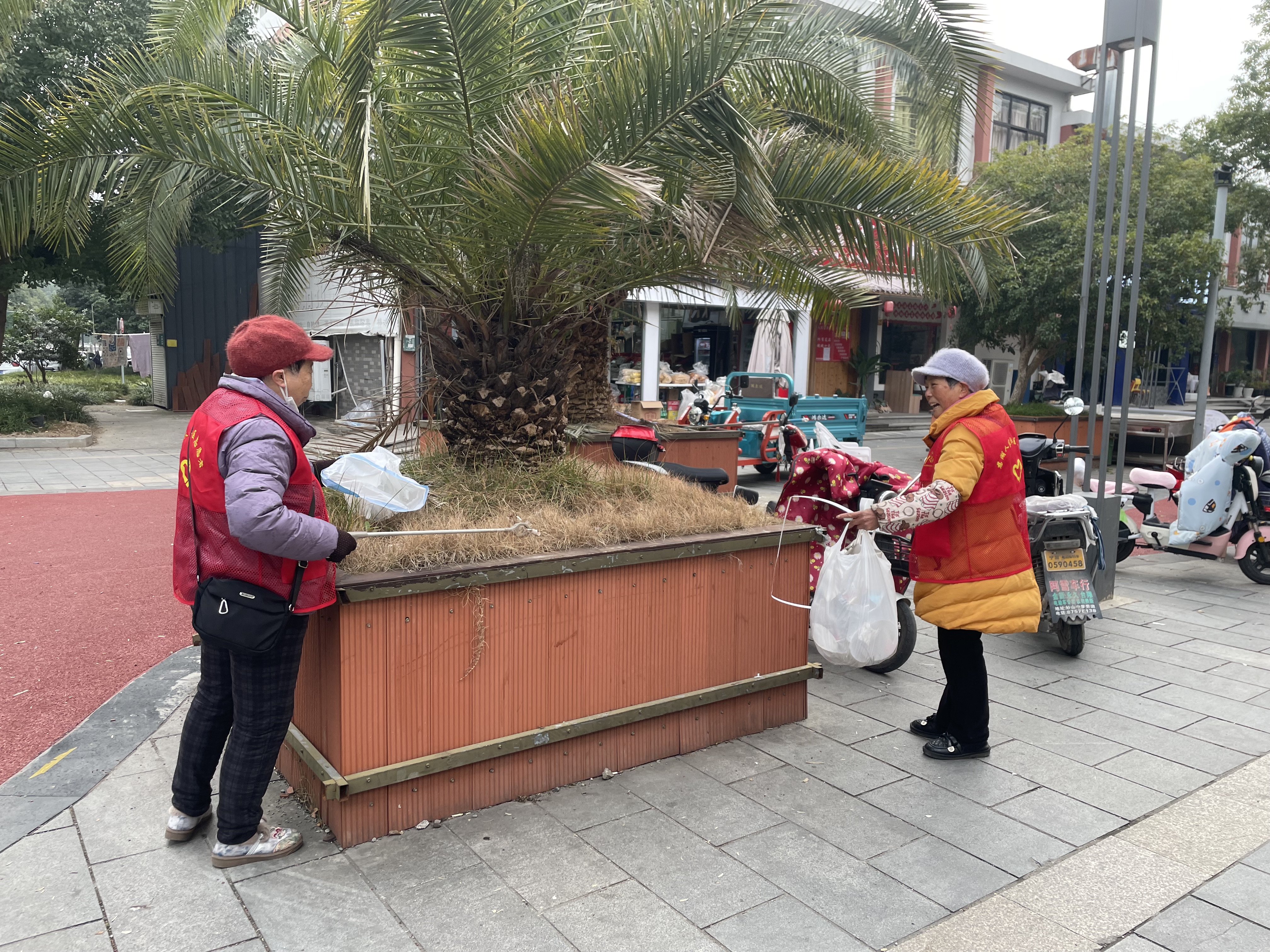 20260204洁净迎新春 家园焕新颜——慈湖人家未来社区党员志愿者与居民志愿者共护美丽家园 (2).JPG