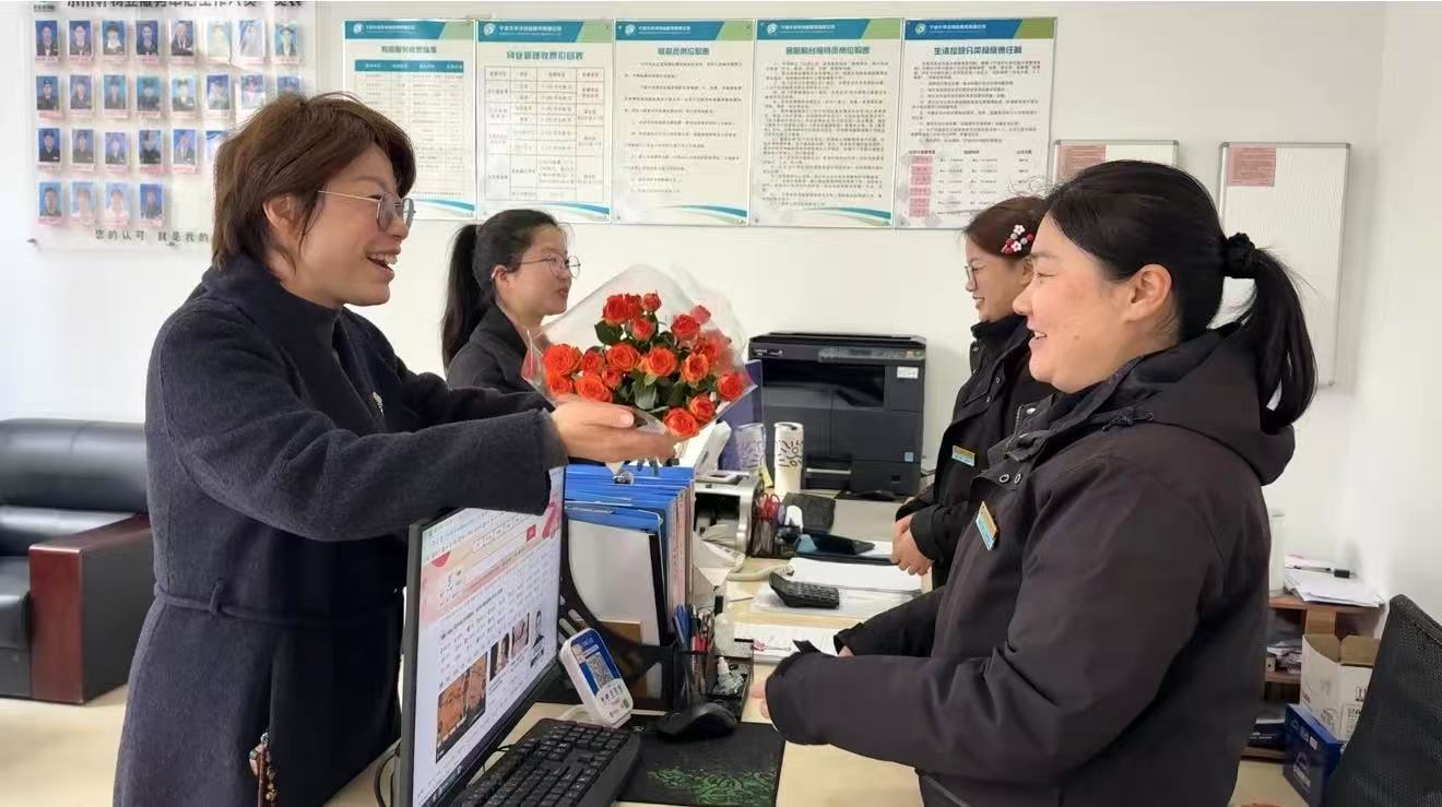 长山社区：鲜花传情 致敬物业巾帼.jpg