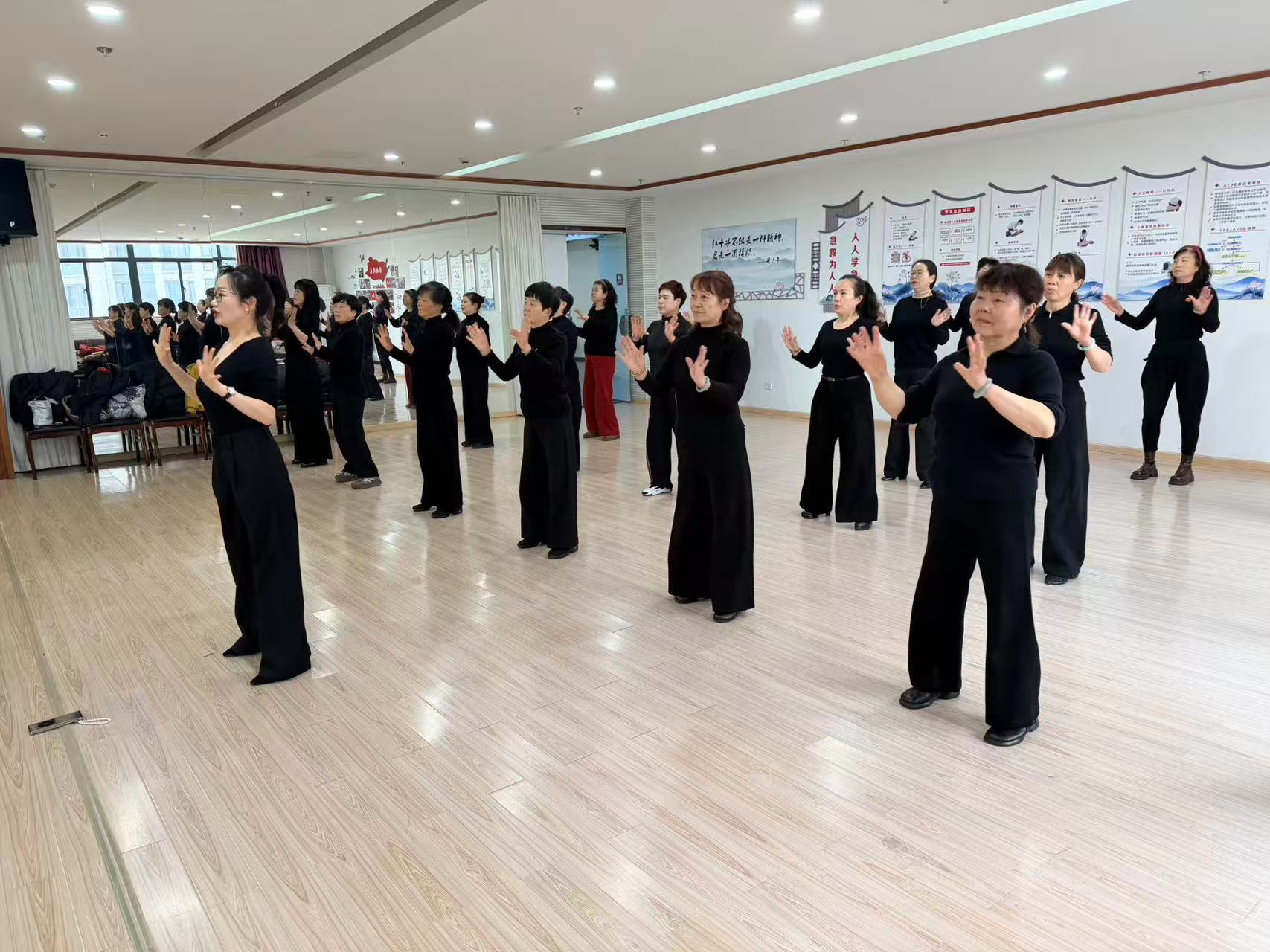 长山社区：银龄风华展新姿 暮色霓裳舞春晖.jpg