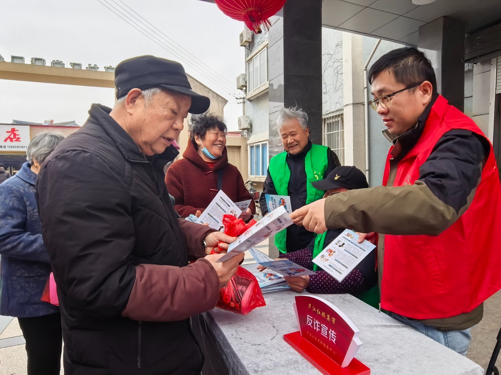 家在柴桥：“学雷锋”红领集市火热开张 志愿服务暖人心.jpg
