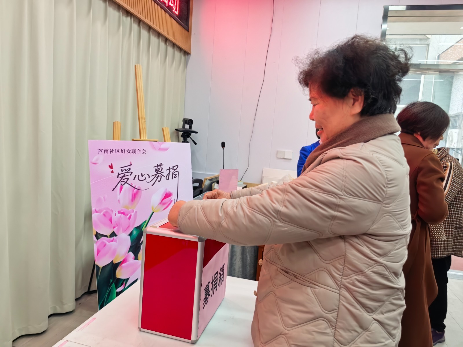 家在柴桥：康乃馨捐款暖人心 爱心接力传递“她”力量.jpg