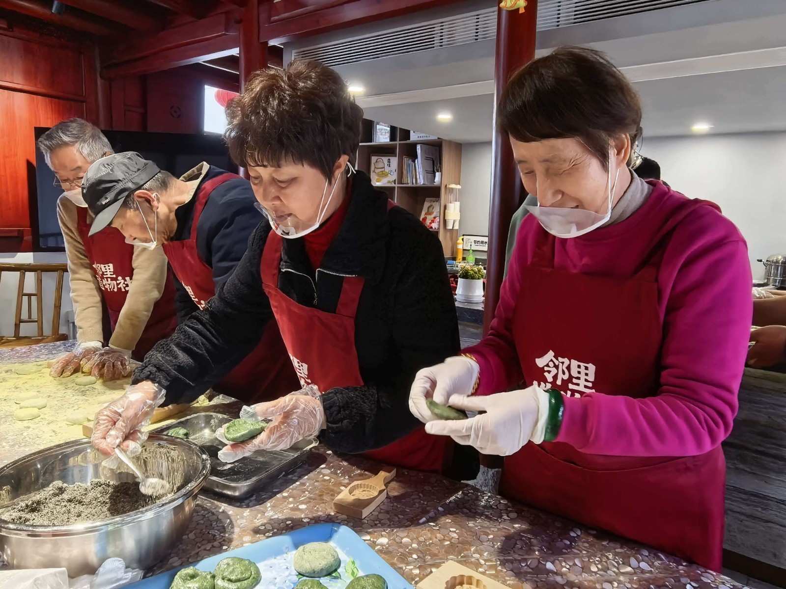 家在柴桥：清明共倡清廉风 巧手制作“廉”青团.jpg