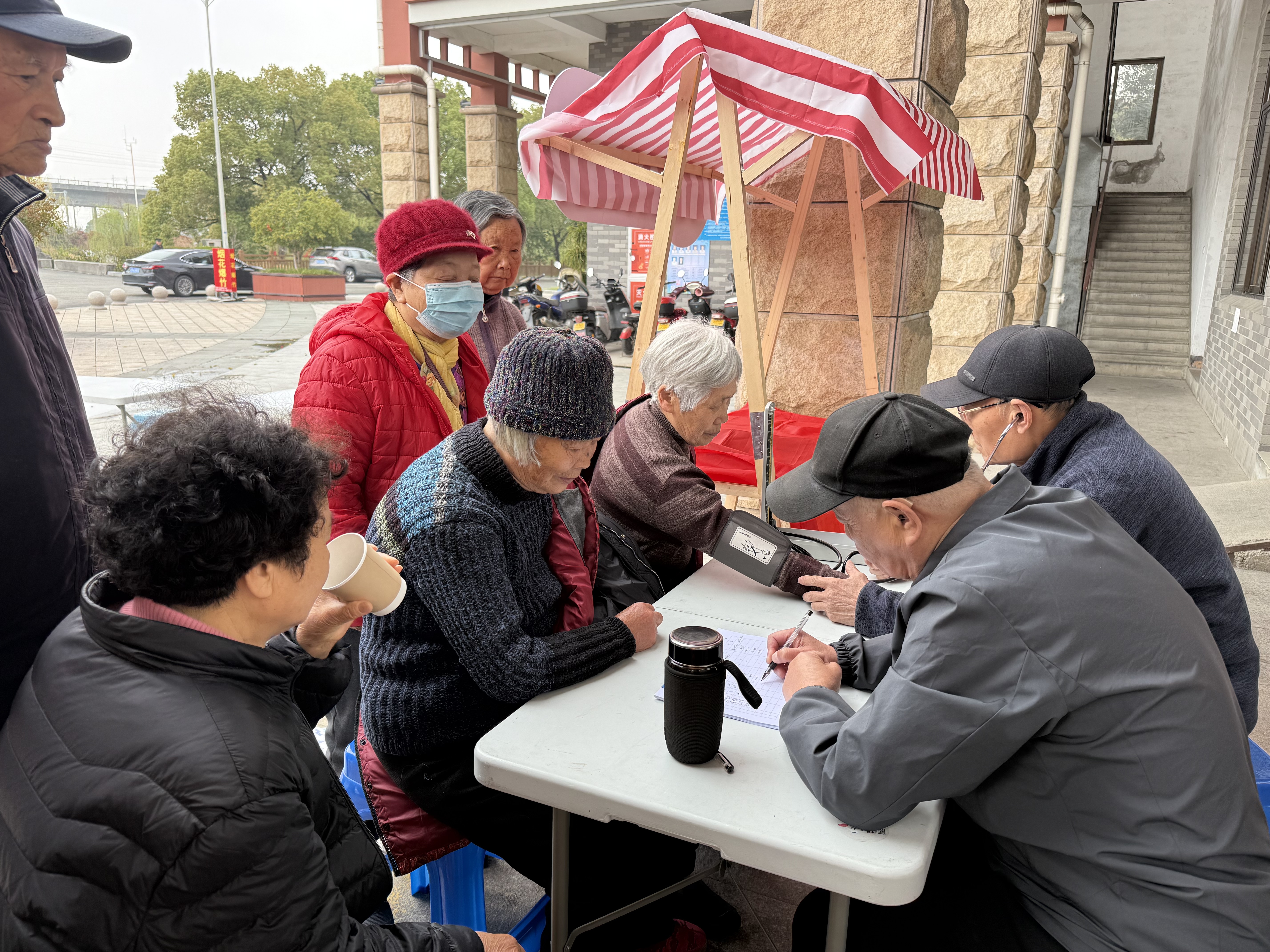 20260325暖心服务送到“家门口”，百名居民共享春日温情 (4).jpg