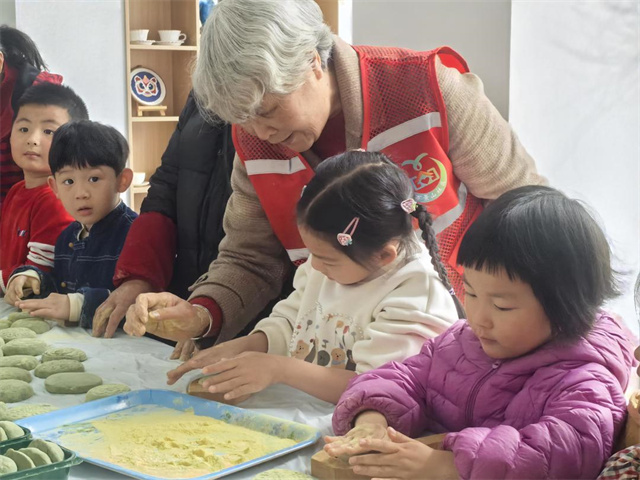 青团飘香寄深情 老少同乐迎清明.jpg