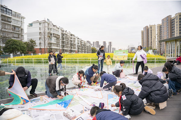 3月27日，凤凰社区组织青少年开展“鸢飞清明日 一起来撒野”风筝DIY与文明祭扫宣传活动_副本.jpg