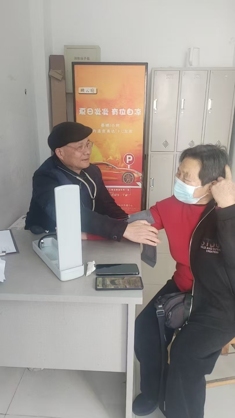 长山社区：映云庭“健康首秀” 免费测压暖人心窝.jpg