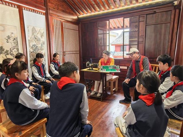 北仑柴桥成校：“开口讲家风”的老缝纫机，让墙门文化在儿童心中扎根.jpg