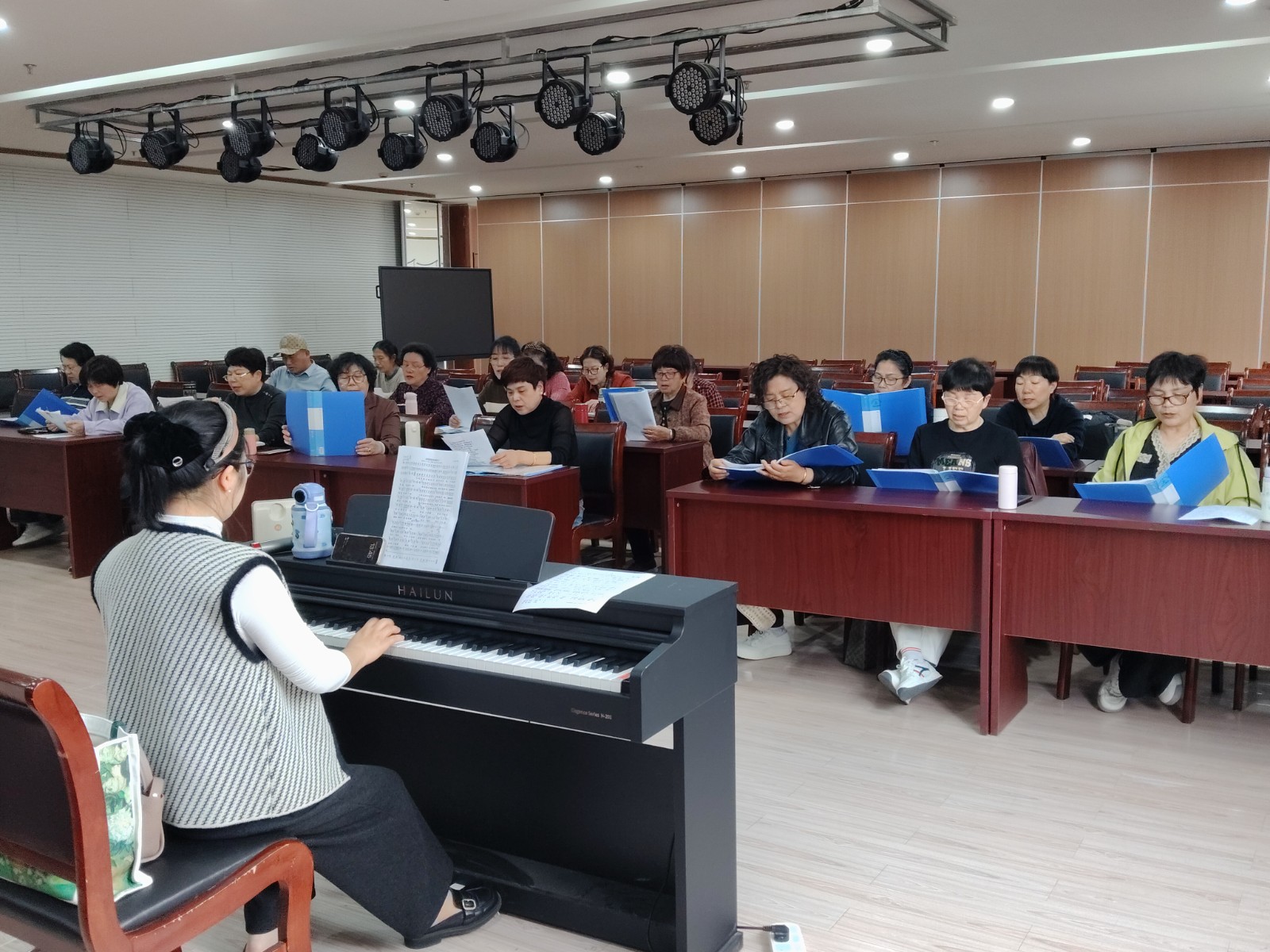 长山社区：银龄乐动暖春日 琴声悠扬伴夕阳.jpg