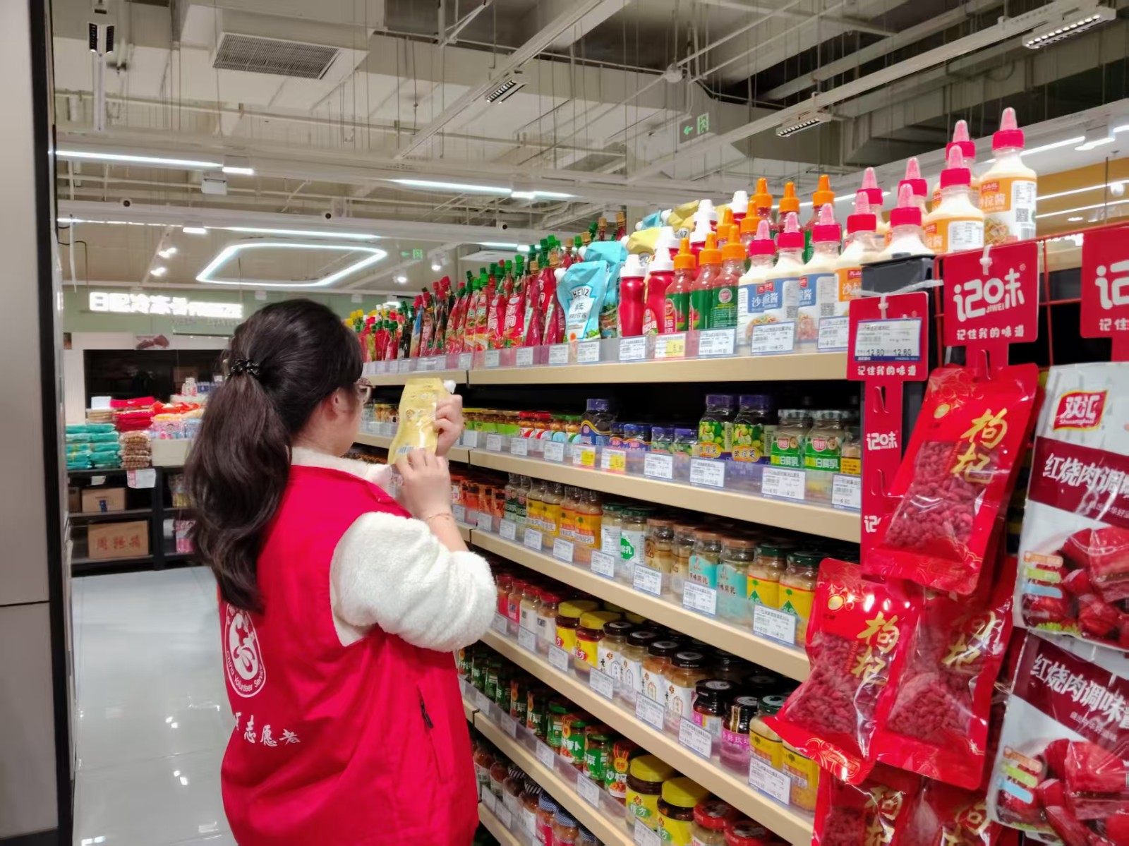 长山社区：开展食药安全专项排查 筑牢居民健康防线.jpg