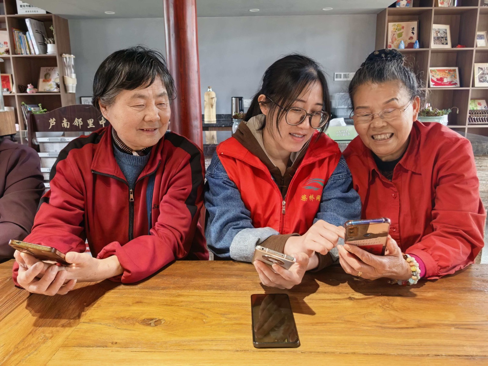 家在柴桥：网格力量下沉社区 “银龄自学”助力老人跨越“数字鸿沟”.jpg