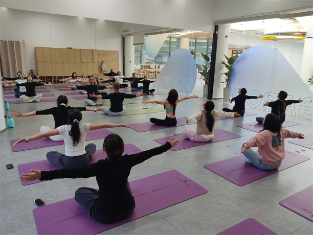 北仑柴桥成校：“芯”青年夜校瑜伽课堂开课，职场青年乐享减压时光.jpg