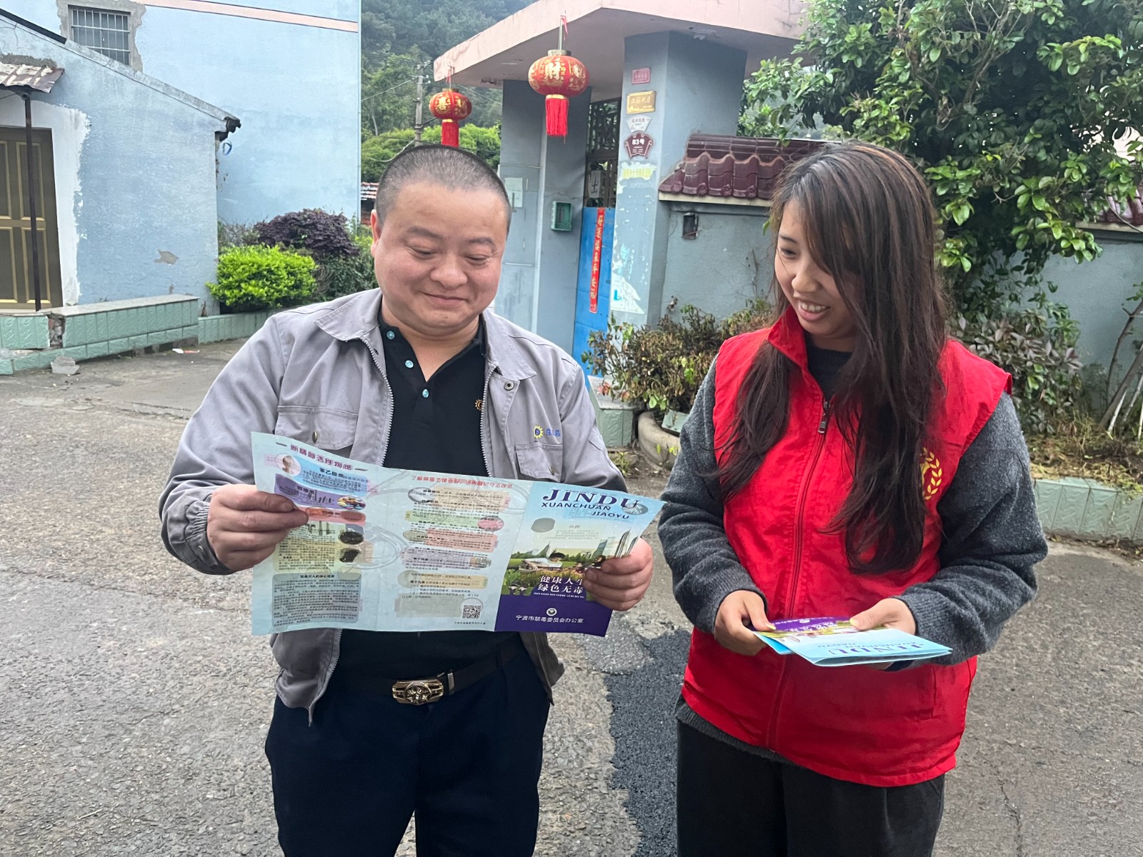 小浃江社区党群服务中心：开展禁毒宣传活动.jpg