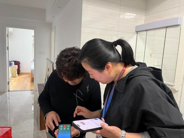 芦中社区：高龄独居老人保洁遇困 网格联动暖心解忧.jpg