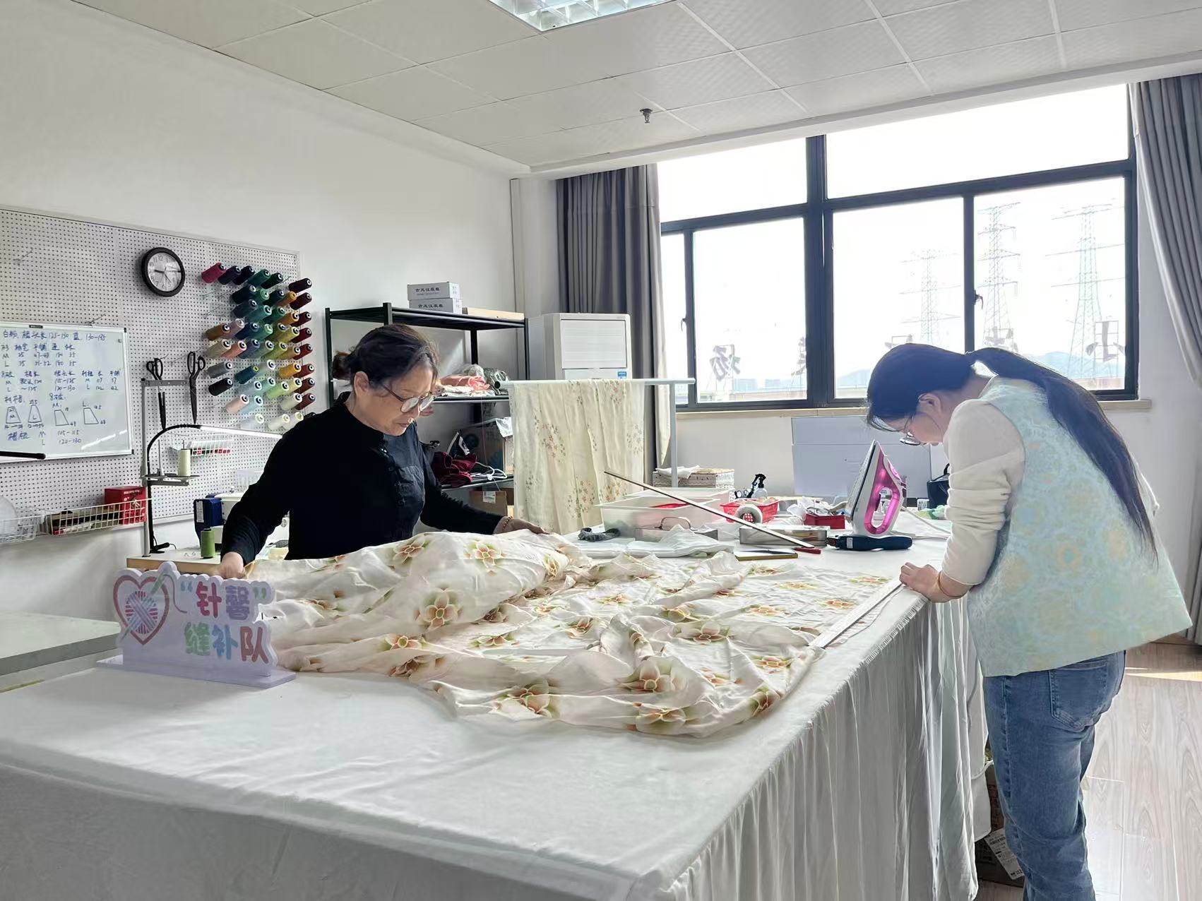 长山社区：银龄巧手联伙伴 社伙共织幸福卷.jpg