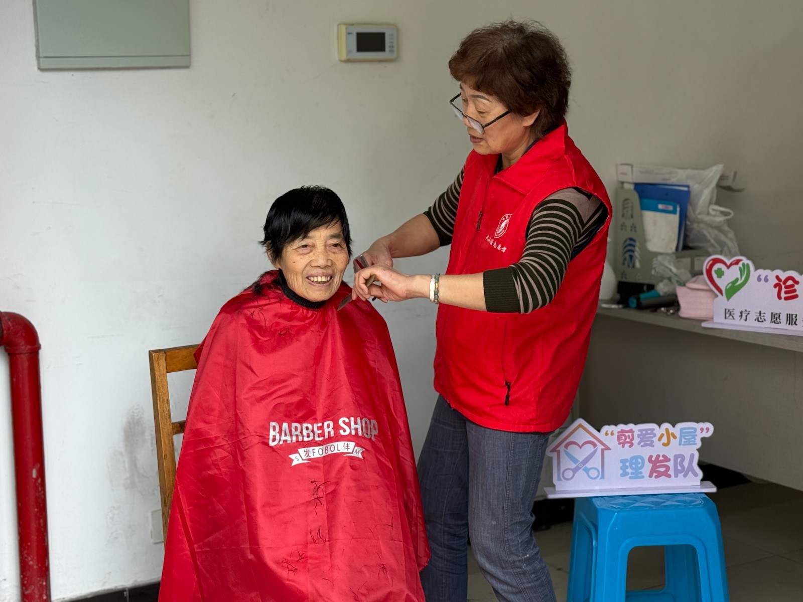 长山社区：“家门口”服务暖人心 上门理发解民忧.jpg