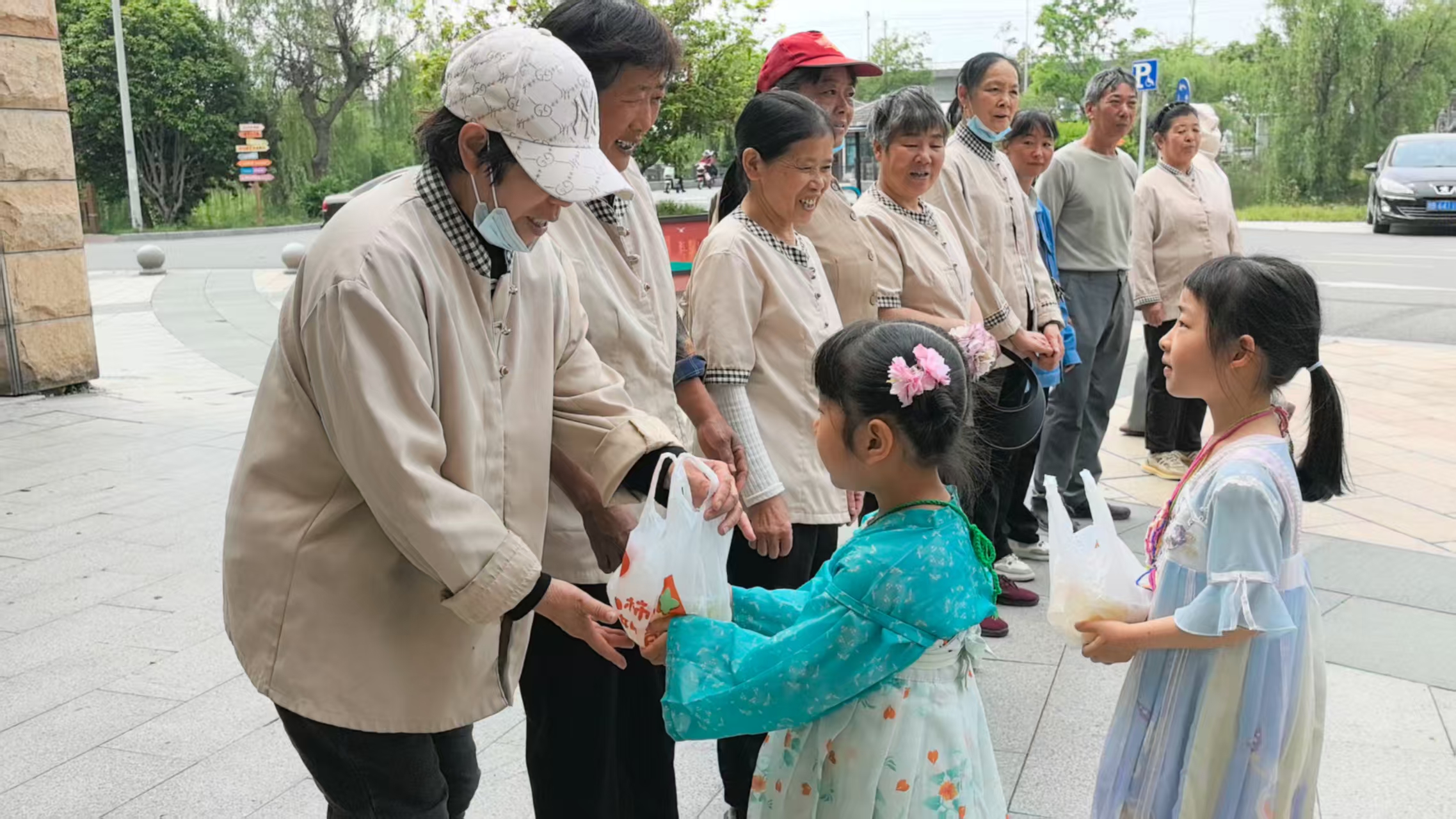 不一样的五一：致敬最美劳动者，童心送暖迎五一 (1).jpg
