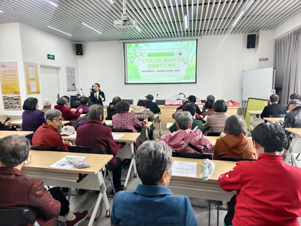 4月16日，凤凰社区凤鸣微课堂携手温州银行开展艾草养生锤DIY活动.jpg