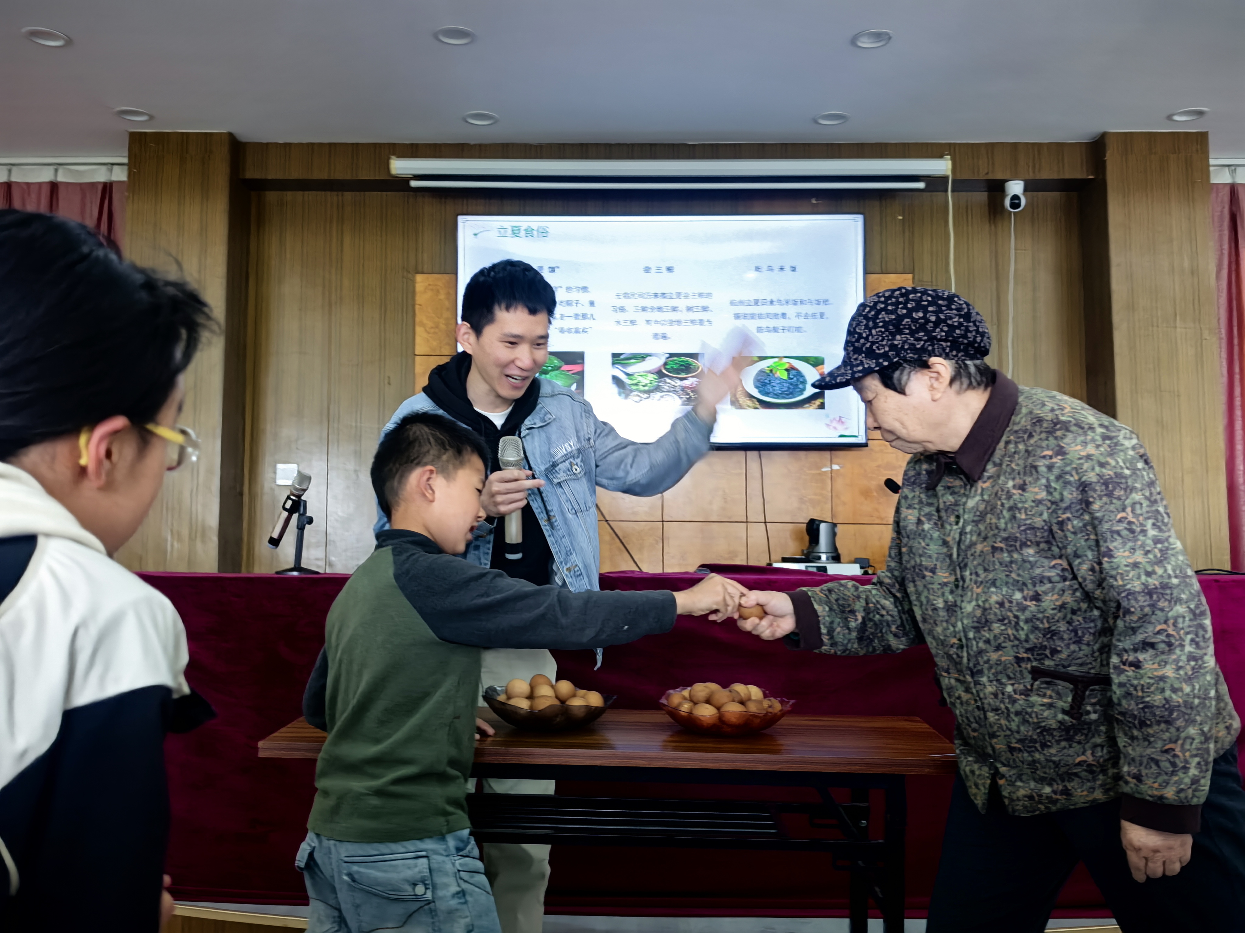 20260430“青年”不老，立夏同乐——慈湖人家未来社区“五四·立夏”斗蛋活动 (5).jpg