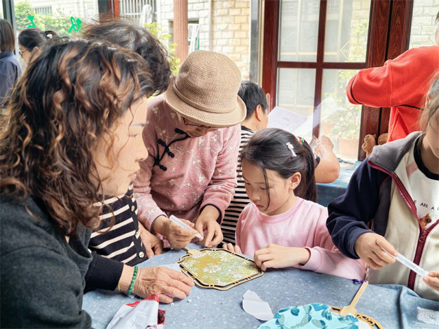 北仑柴桥成校：非遗扇艺迎立夏 文化传承润邻里.jpg