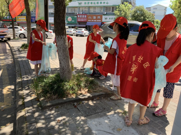 黄鹂社区：“我是小小志愿者”青少年环境清洁活动.jpg
