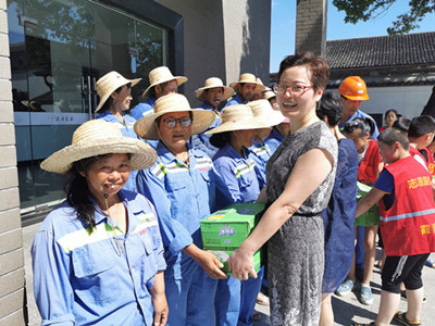 新浦社区：小小红马甲三伏天送清凉.jpg
