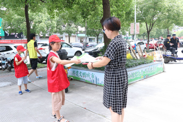 黄鹂社区：开展青少年食品安全倡议书分发活动.jpg
