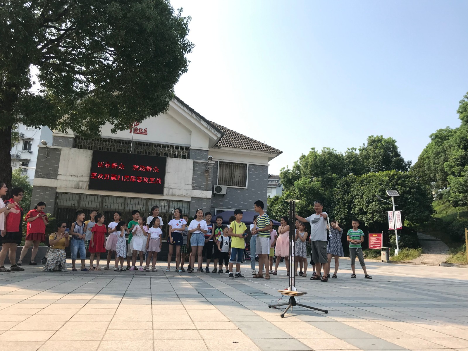 竺山社区：火箭制作发射实验.jpg