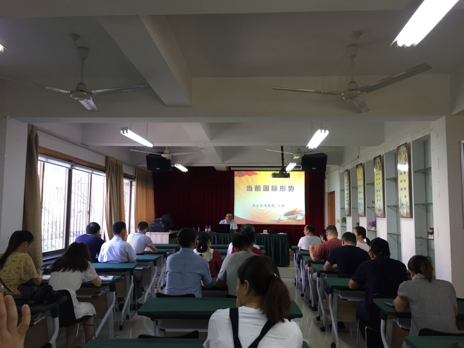 竺山社区：开展国际形势讲座.jpg