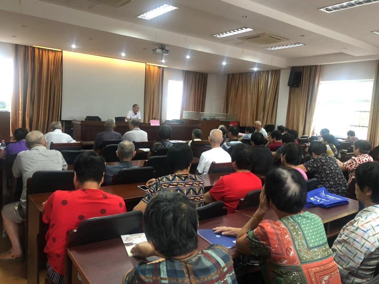 镇海区澥浦镇岚山村开展 “老年人依法维权”法律知识讲座.jpg