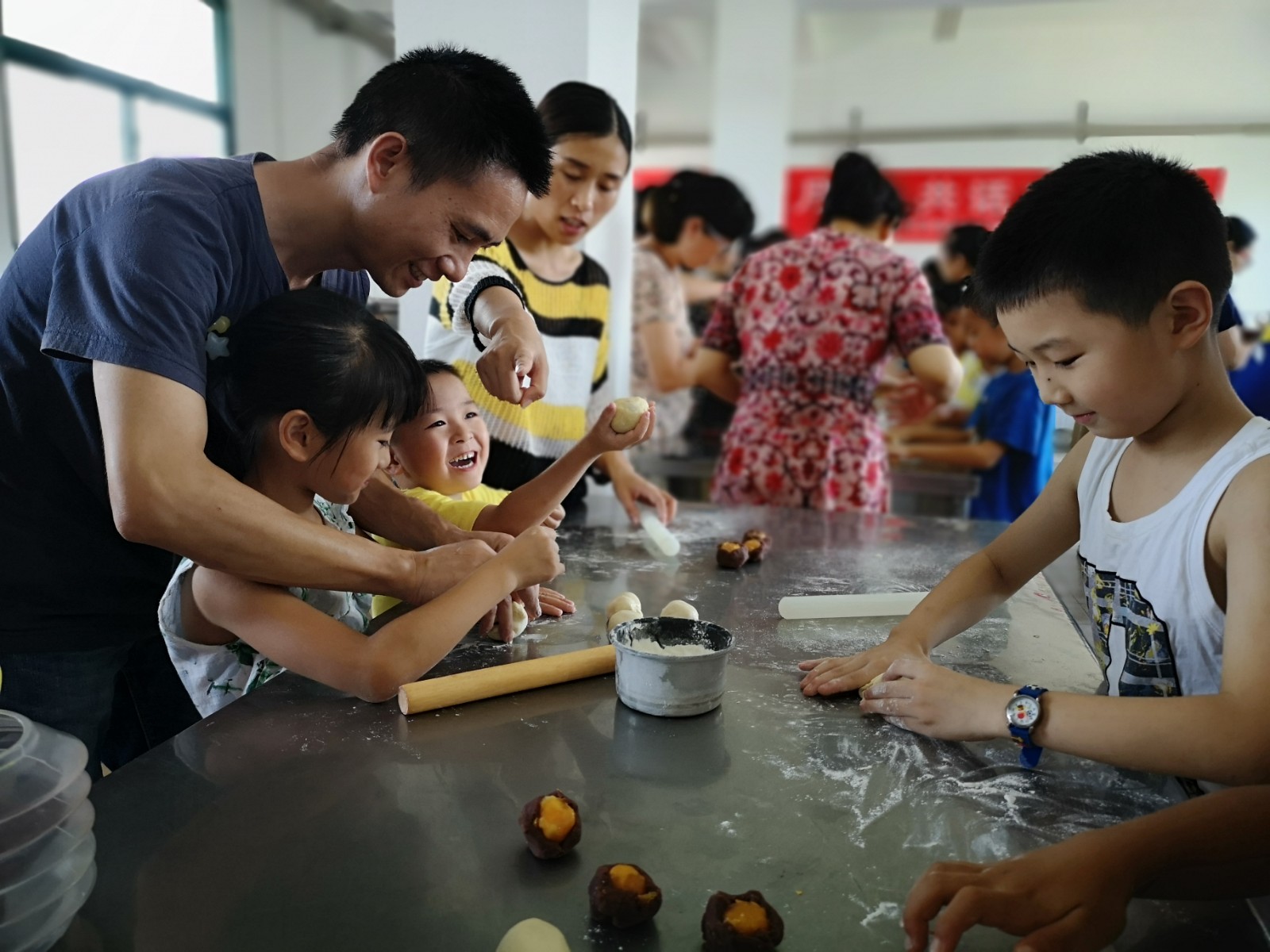 竺山社区：巧手做月饼 共话亲子情.jpg