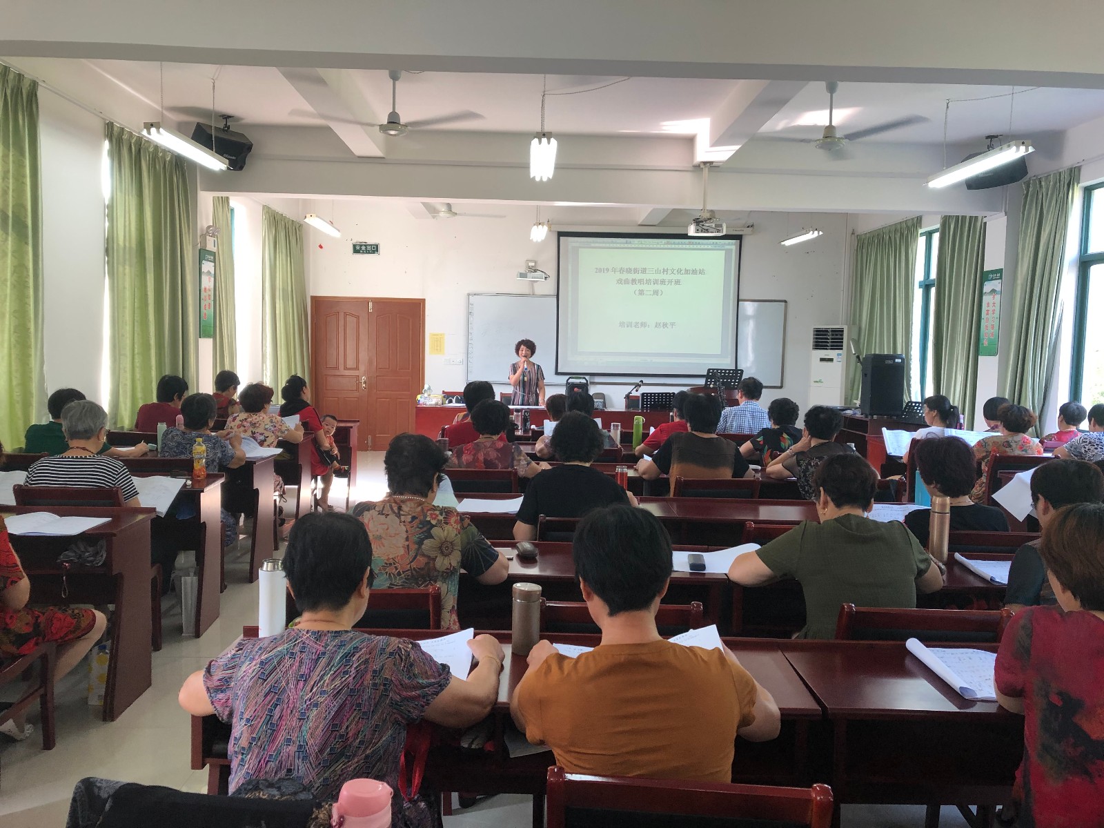 北仑区春晓成校联合三山村举办戏曲教唱培训班.JPG