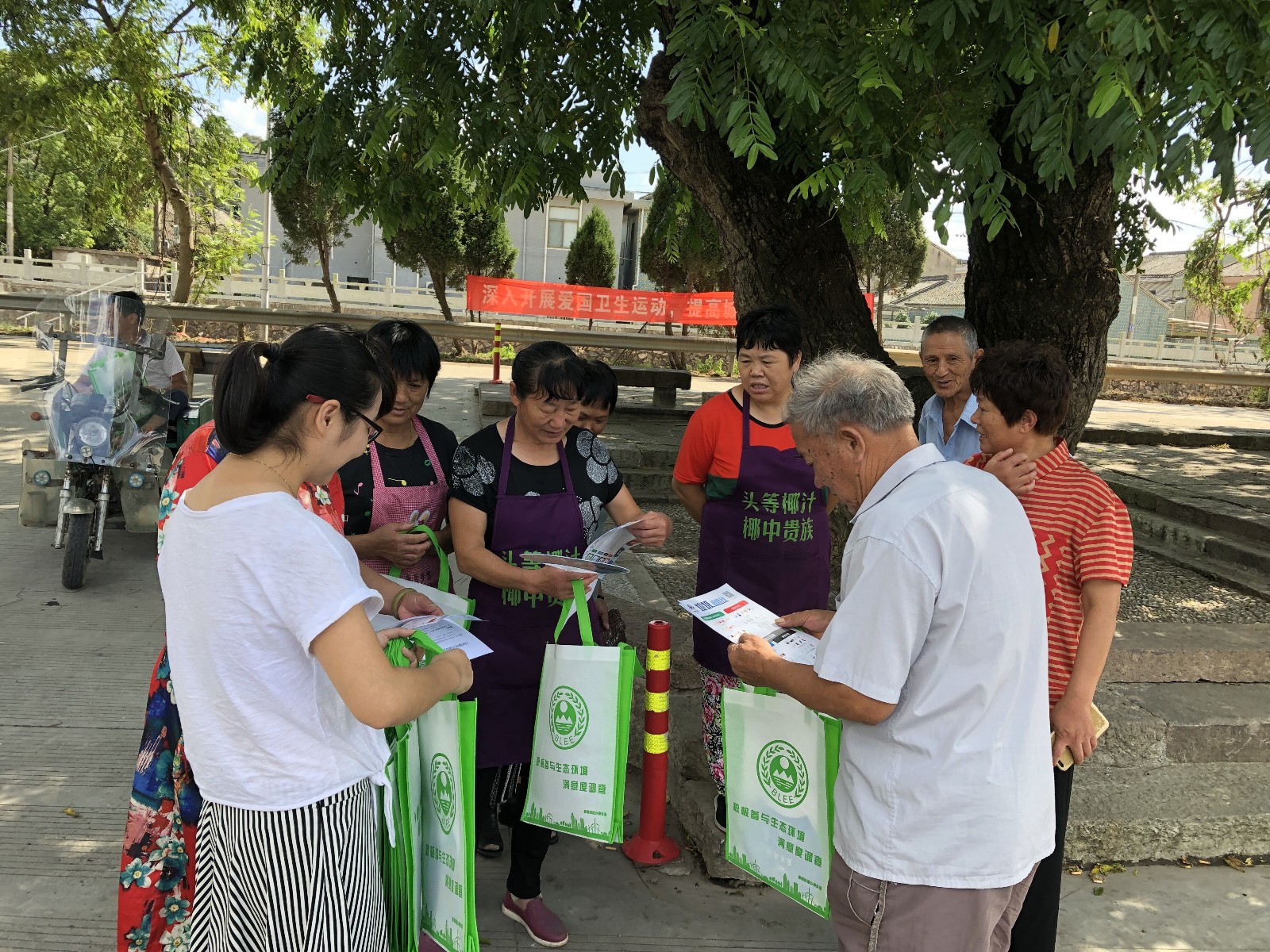 北仑区春晓街道慈岙村积极开展环保宣传活动.jpg