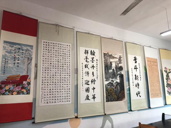 陈华浦社区：举办庆祝新中国成立70周年书画展 (1).jpg