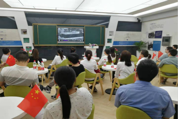 灵峰社区党总支组织党员观看系列专题片《难忘初心》 (1).jpg