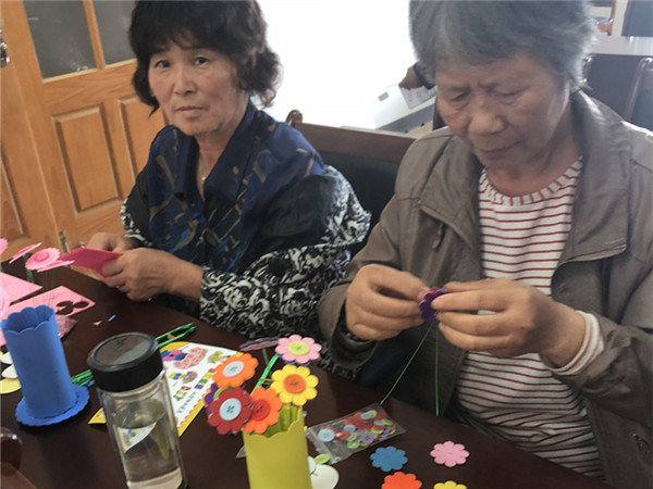 陈华浦社区：老年益智学堂之纽扣花束DIY.jpg