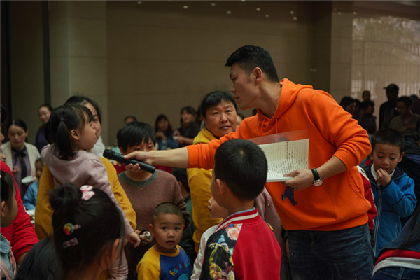 娃娃打擂台 带动小区垃圾分类新风潮 (1).jpg