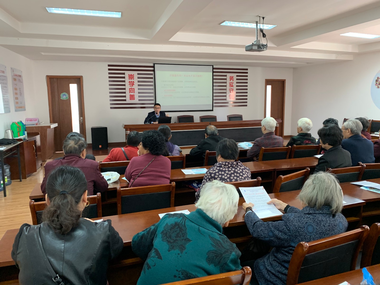 银凤社区 便秘治疗的认识误区 讲座现场照片 (3).JPG